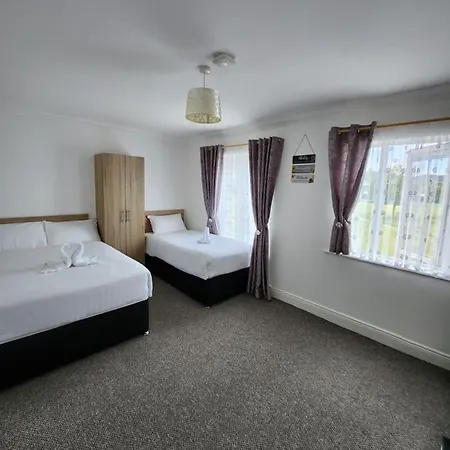 Bright Elegant Park View Homestay